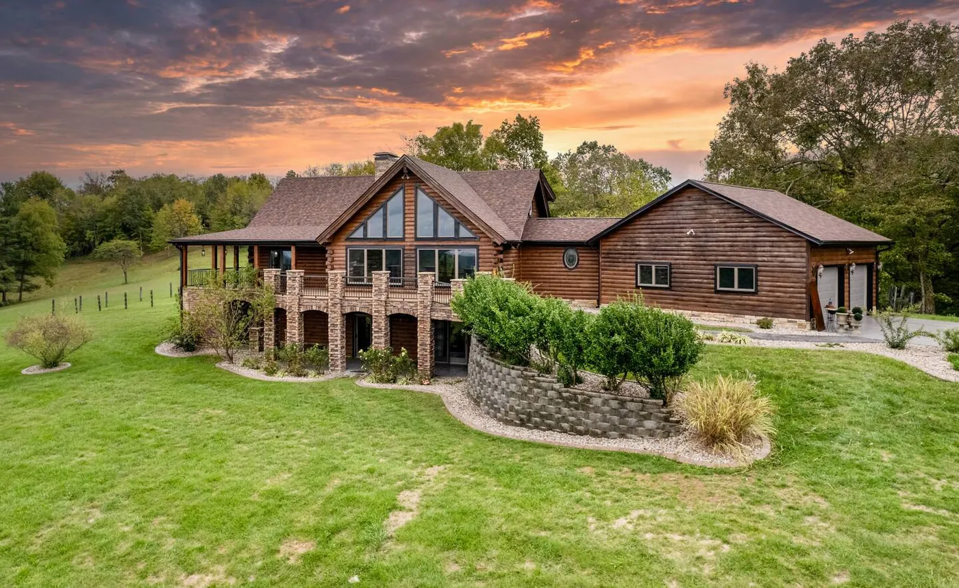 Knobview Lodge at dusk